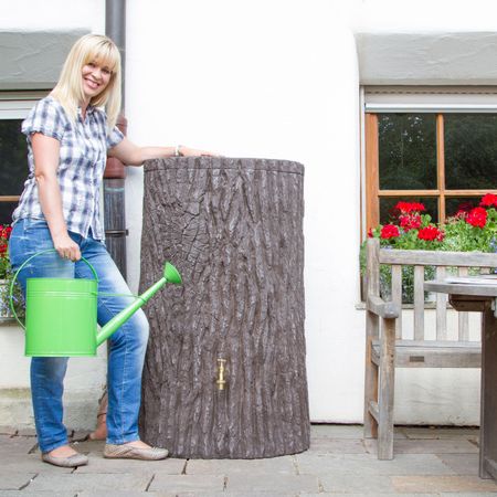 Regentonne Baumstamm Evergreen braun 475 Liter Stimmungsbild