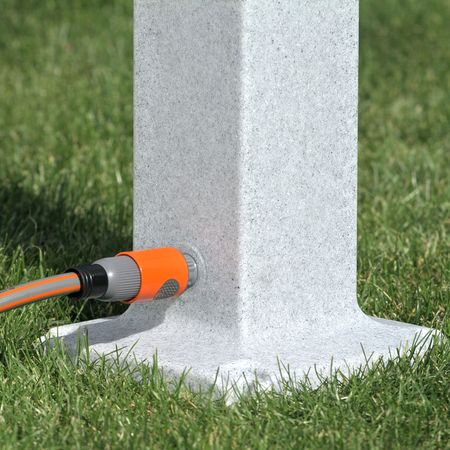 Wasserzapfstelle grau Poller Anschluss