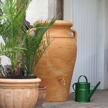 Regentonne Amphore Helena terracotta 300 Liter Anwendungsbild