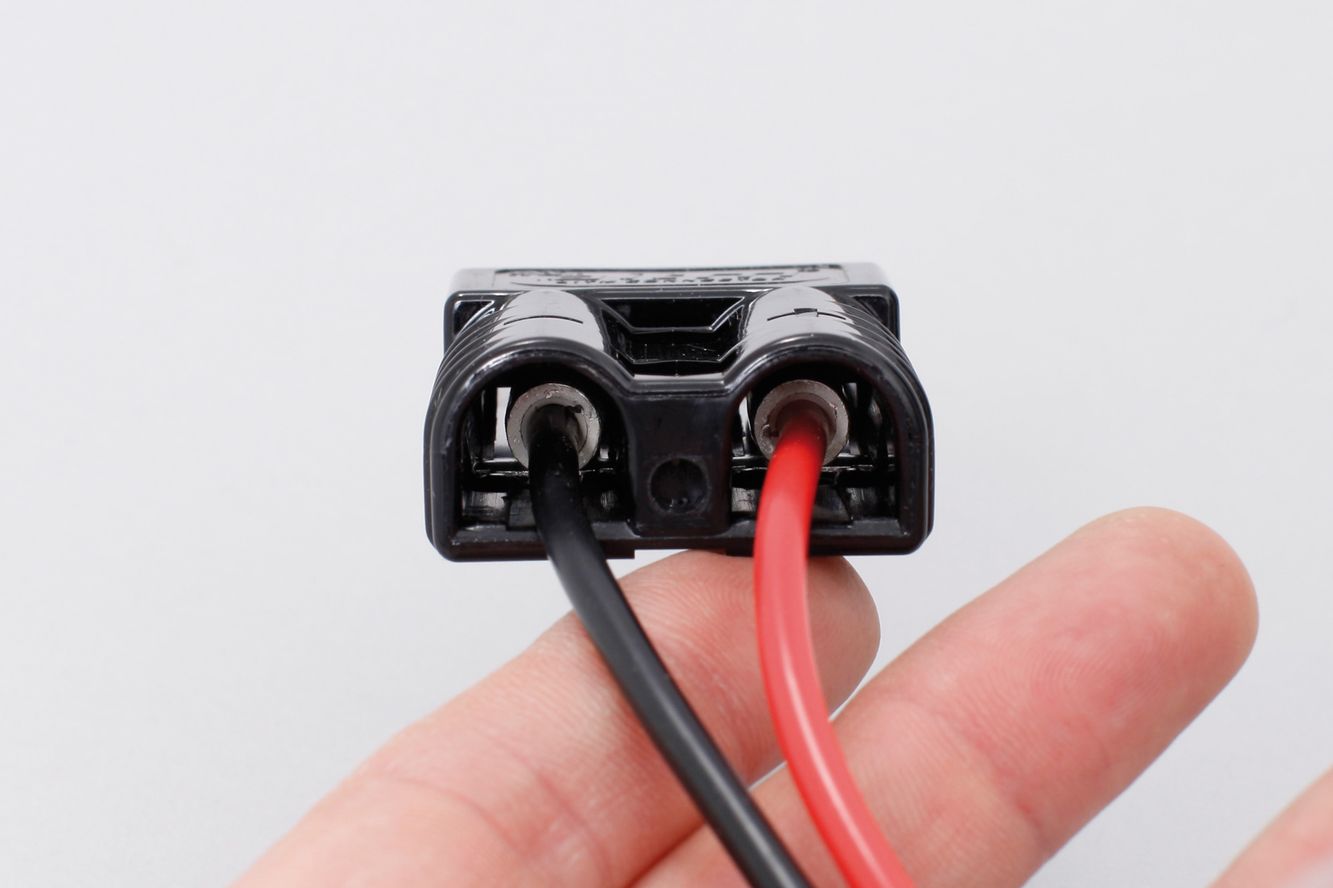 Stecker für E-Motore Anderson SB50 und 2 Kontakte 6 AWG Kabelquerschnitt 12-16mm² Stecker für E-Motore Anderson SB50 und 2 Kontakte 6 AWG Kabelquerschnitt 12-16mm²