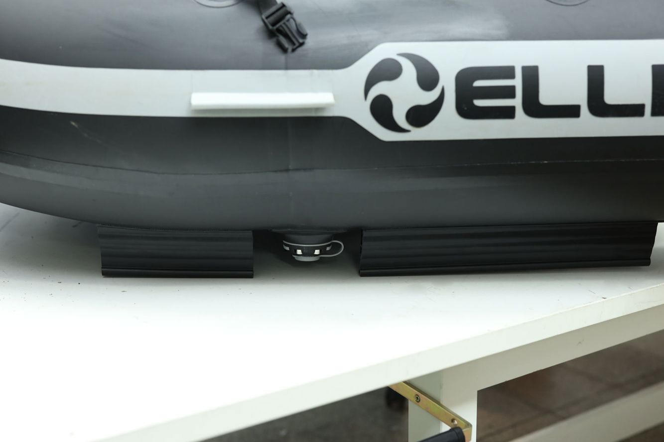 Bellyboot unterer Scheuerschutz (78mm) A-Form Stelzen, 1,2 Meter lang in schwarz Bellyboot unterer Scheuerschutz (78mm) A-Form Stelzen, 1,2 Meter lang in schwarz
