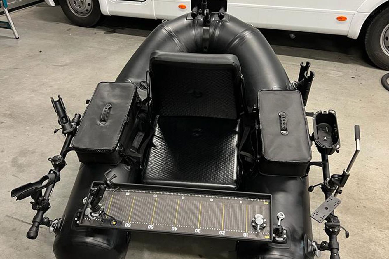 Fasten seitliche Reling für Bellyboote mit 3 x Halterungen (Länge: 700mm) Fasten seitliche Reling für Bellyboote mit 3 x Halterungen (Länge: 700mm)